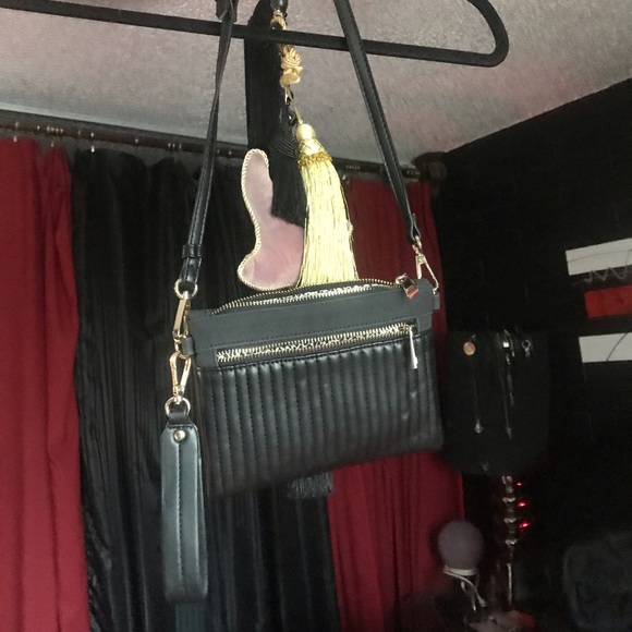 Handbags - 🖤”NWOT”🖤BLACK WRISTLET/CROSSBODY REMOVABLE STRAP